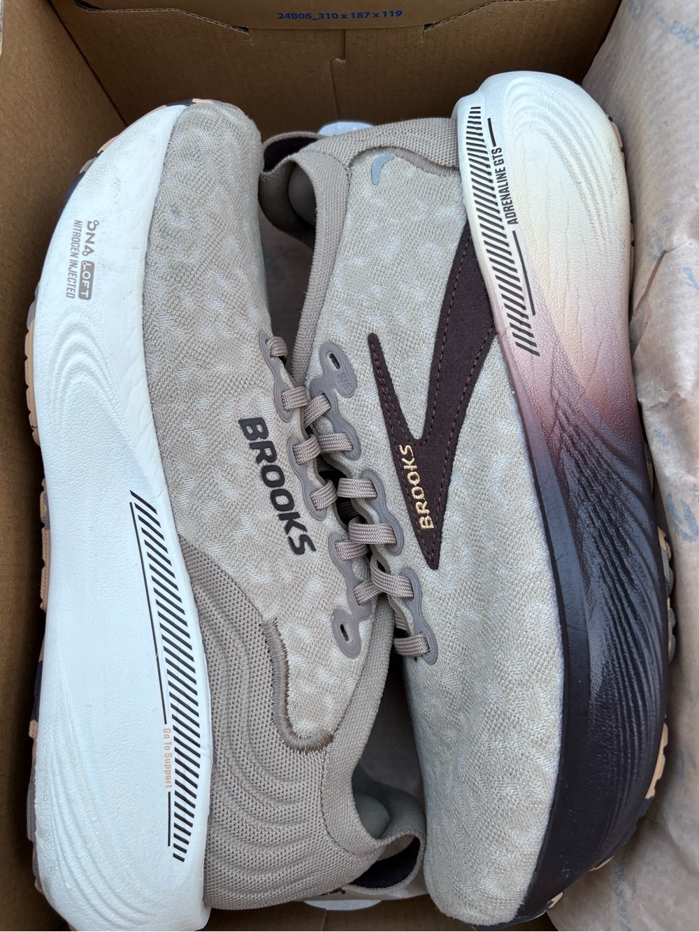 RARE!! This color is sold out!!
Limited edition color!!
Brooks Adrenaline GTS 25 - Picture 6 of 8